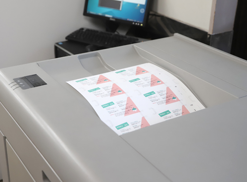 名刺に適したコニ―ケント紙とカラー印刷機